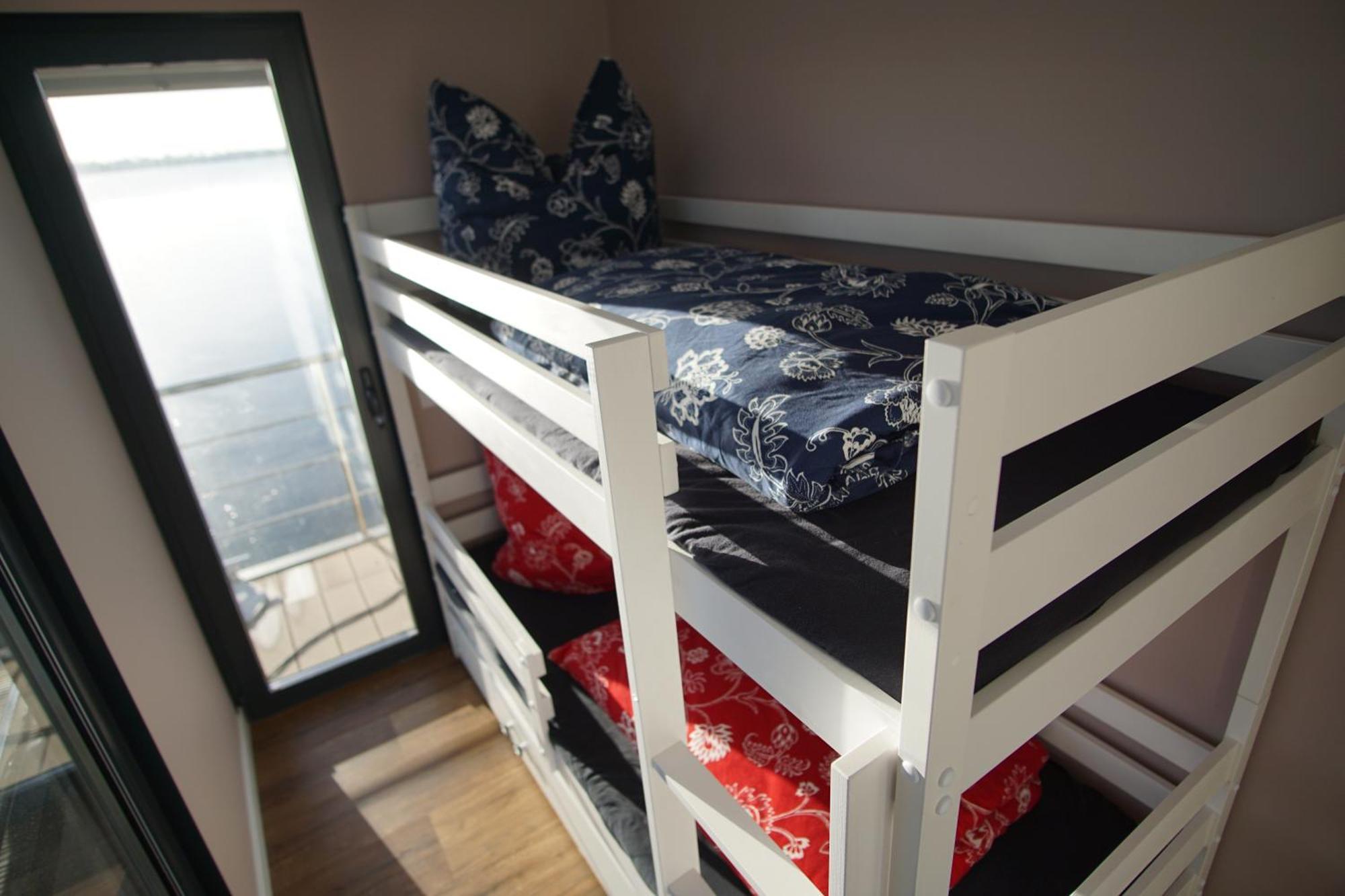Modernes Festliegendes Hausboot Mit Grosszuegiger Dachterrasse Und Ruderboot Hotel Robel Exterior photo