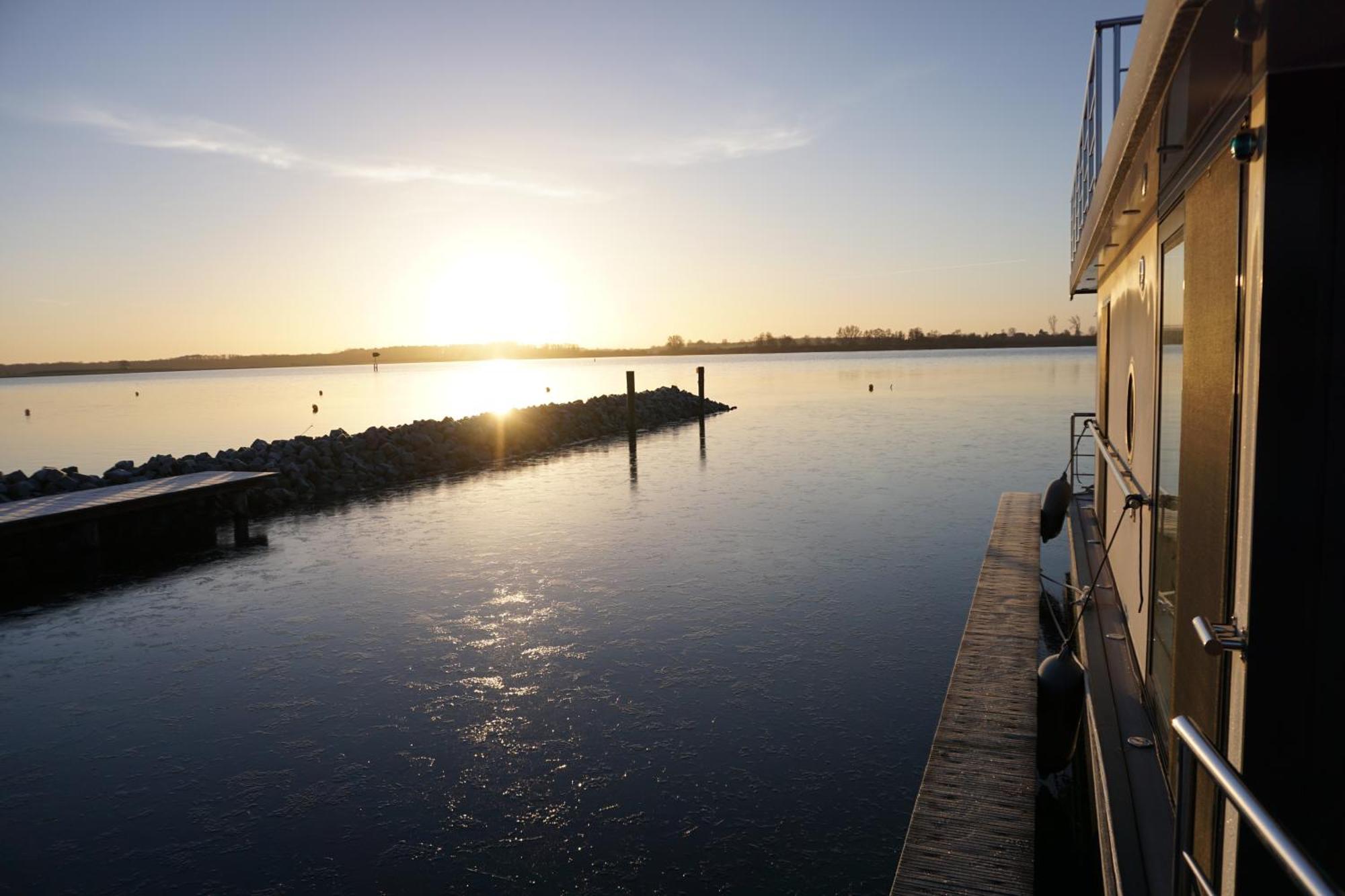 Modernes Festliegendes Hausboot Mit Grosszuegiger Dachterrasse Und Ruderboot Hotel Robel Exterior photo